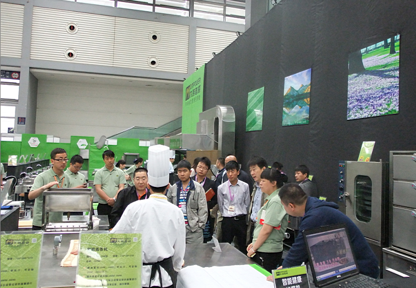 客戶(hù)現(xiàn)場(chǎng)洽談?dòng)嗁?gòu)大明廚具設(shè)備