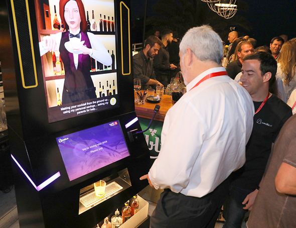 3.Cecilia.ai-互動(dòng)機(jī)器人酒保-陜西大明商業(yè)廚具 3.Cecilia.ai-互動(dòng)機(jī)器人酒保-陜西大明商業(yè)廚具